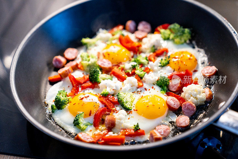蔬菜和香肠煎蛋卷。