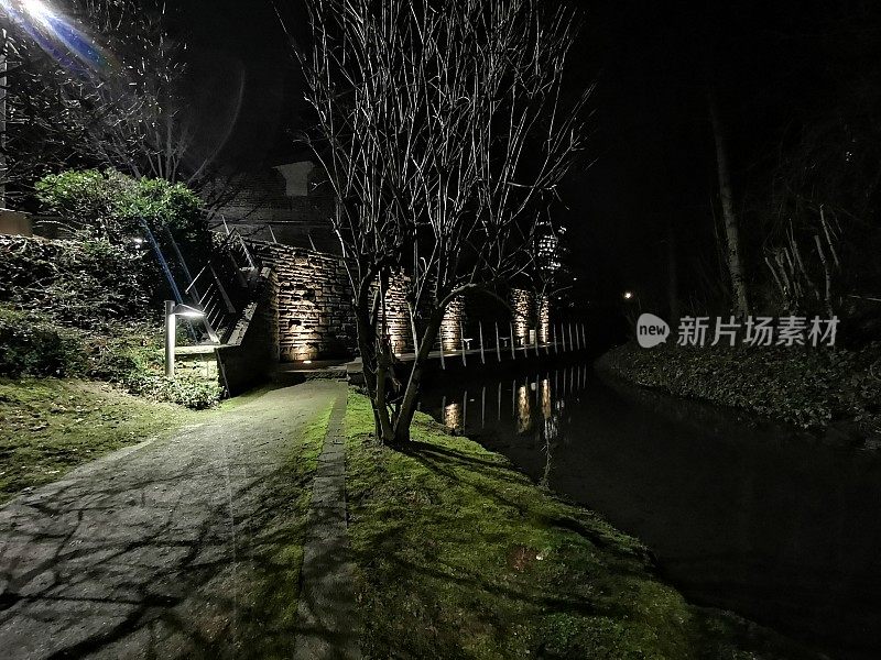 夜晚浪漫的地方，在市中心Düsseldorf的溪水上Düssel