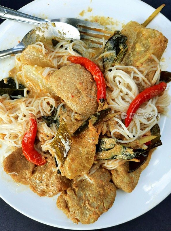 辣咖喱葫芦配鱼肉丸米粉-泰国菜。
