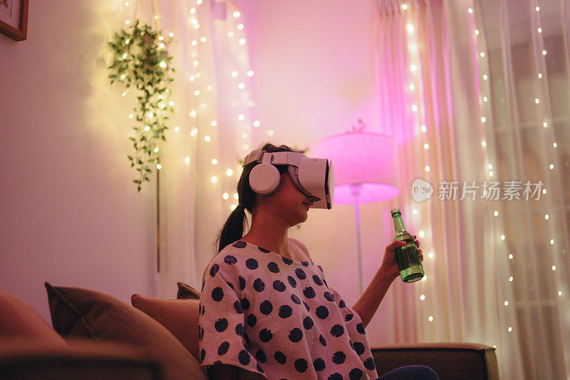 亚洲女性朋友都喜欢玩3d眼镜VR虚拟现实眼镜。