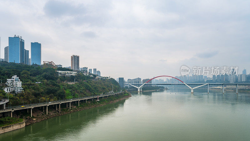 阴天重庆滨江城市的现代建筑和立交桥