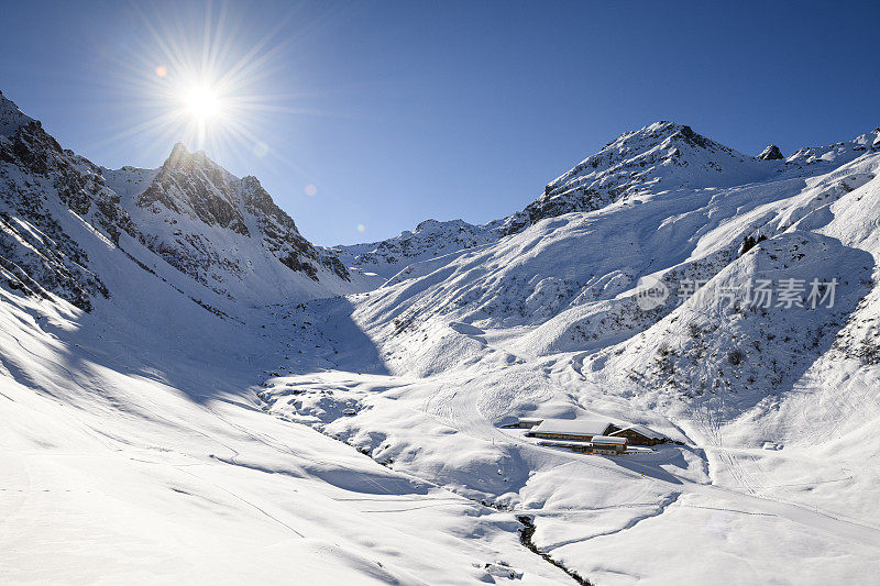 冰雪覆盖的山脉是冬季景观