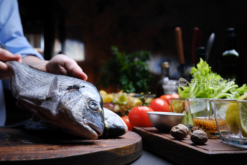 准备新鲜的鲷鱼与蔬菜一起烘烤