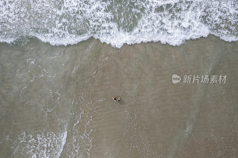 无法辨认的沐浴者鸟瞰图。