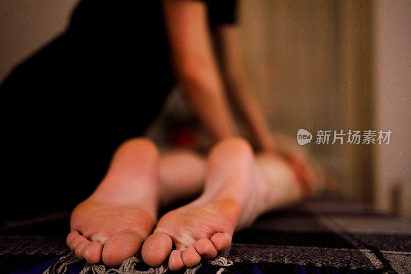 专业理疗师为女性客户进行小腿、腿部健康按摩。