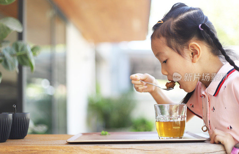 一个在餐馆喝酒的女孩。