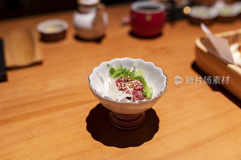 餐厅里的日本烤肉或烧牛肉串