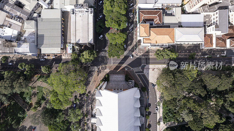 空中拍摄的街道和建筑物的伦德里纳