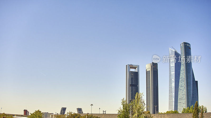 马德里的五座摩天大楼和看起来比这些小的桥塔的著名综合体全景