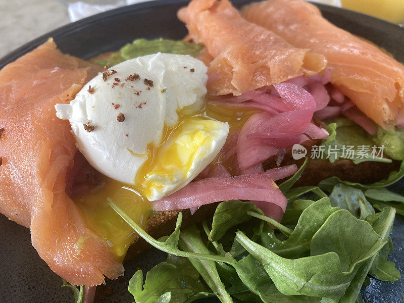 美国——食品——牛油果吐司配牛油果、烟熏鲑鱼和鸡蛋