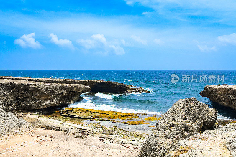 位于谢特博卡的Curaçao加勒比岛上风景优美的海洋和岩层