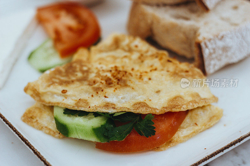 早餐吃煎蛋，茶和煎蛋，健康的早餐食品