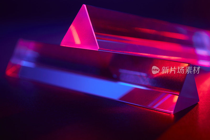 晶体三角棱镜光学玻璃具有红色和蓝色光谱