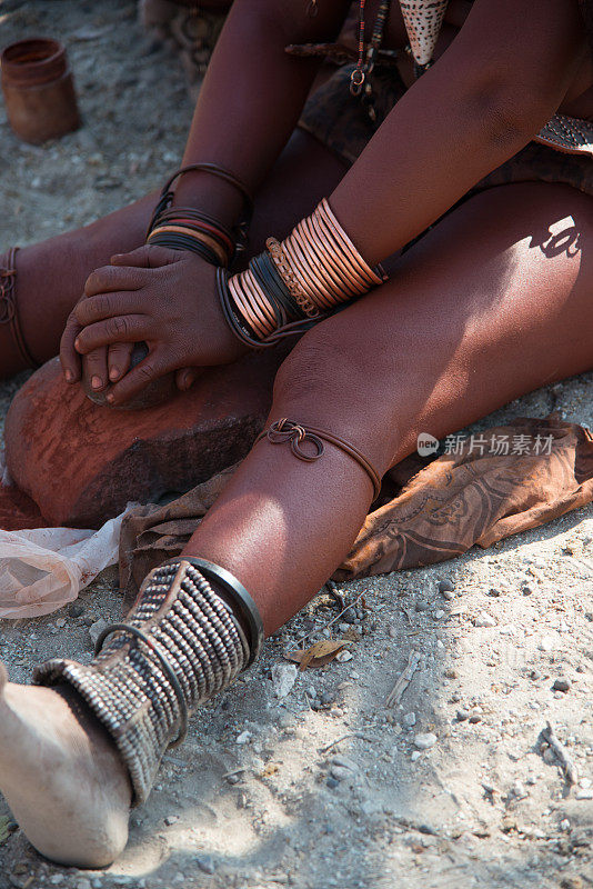 辛巴部落的一个不知名的女人在做粘土。