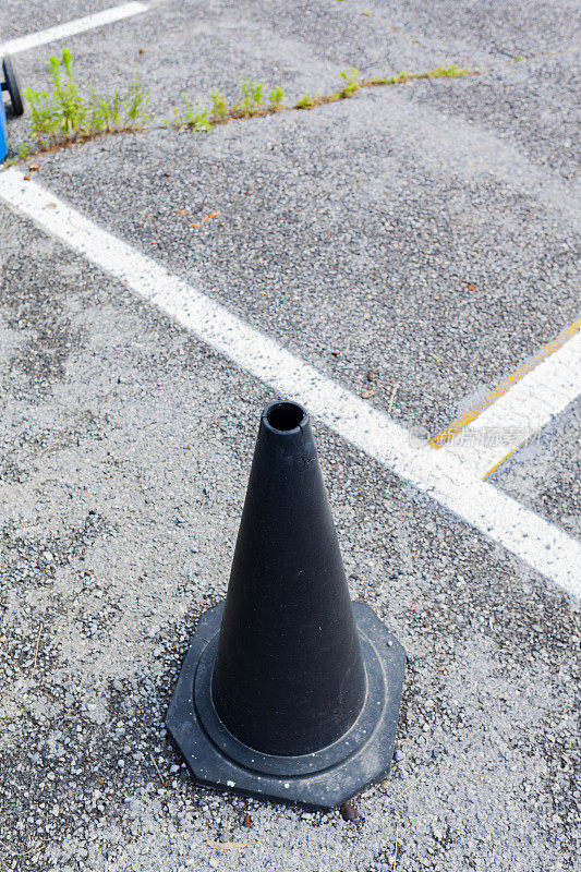 停车场的黑色锥形桶