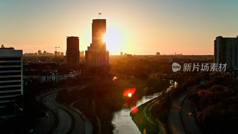 从布法罗河口公园上空俯瞰休斯顿的日落-航拍