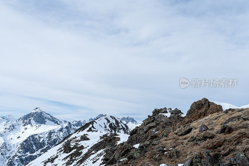 阴沉的天空下，白雪皑皑的群山