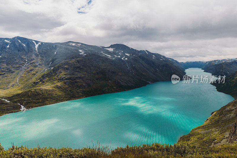 在挪威约顿海门国家公园，山脊和水晶蓝色的冰川湖的戏剧性景色