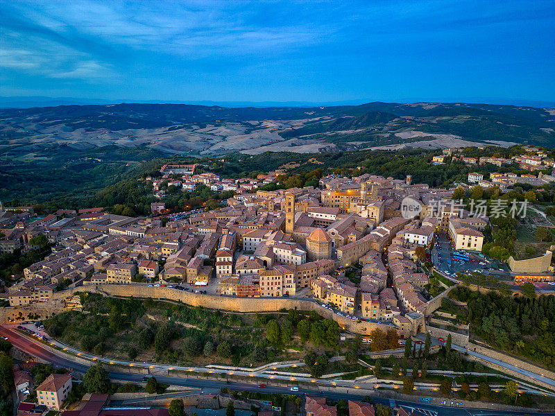 沃尔泰拉，意大利中世纪城镇，源自无人机