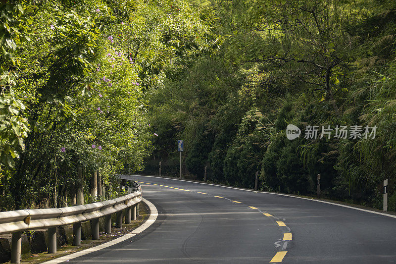 中国浙江山区的一条空旷蜿蜒的道路