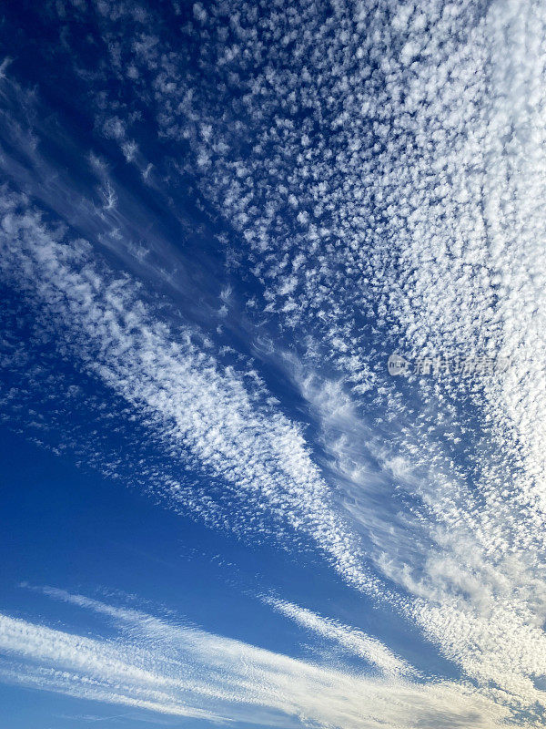 海面上有岛屿，天空被高积云覆盖