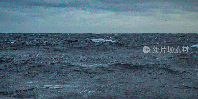 波涛汹涌的大海和海浪从一艘船