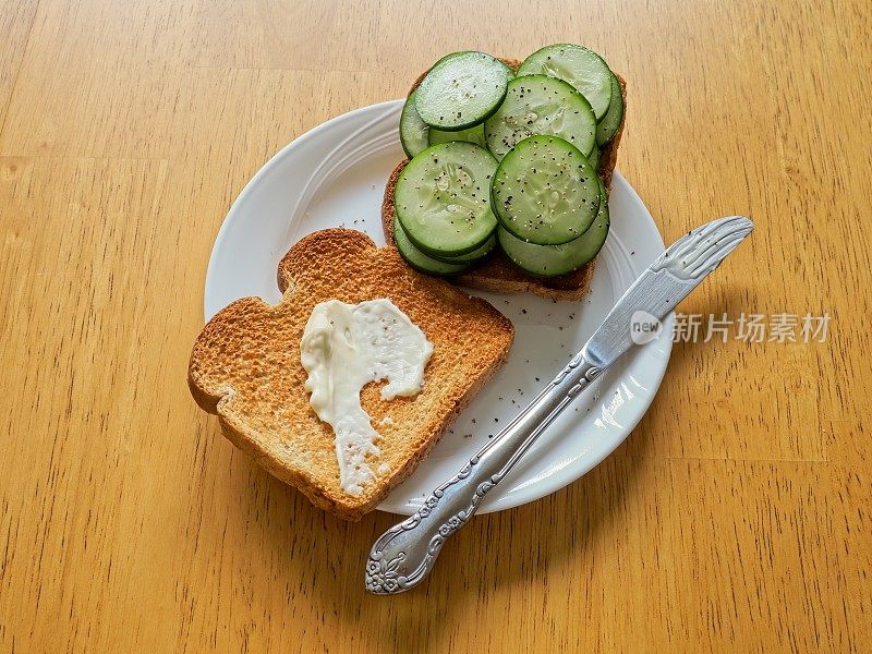 餐桌上准备的黄瓜三明治