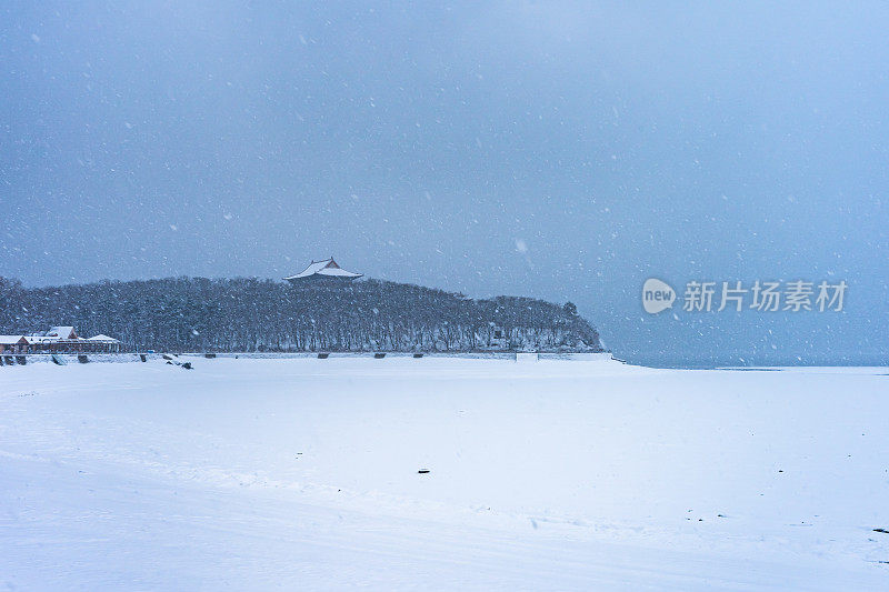 雪中的景颇湖