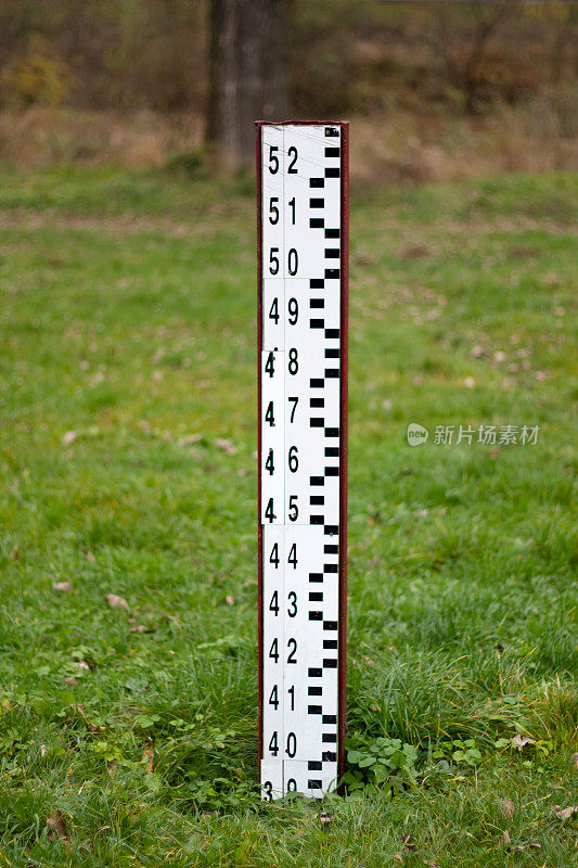草中的水位测量仪表刻度指示器