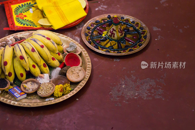 硼达拉是传统孟加拉印度婚礼仪式的元素，欢迎或祝福新娘或新郎。这是一个装有水果、辛杜和其他宗教调味品的黄铜盘子。