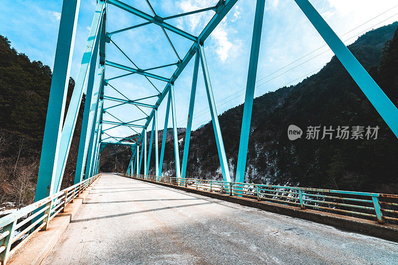冬季的蓝桥，在日本富山县中川区立山市