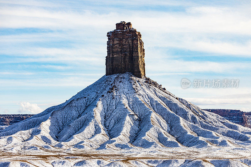 美国中西部被雪覆盖的独特岩层