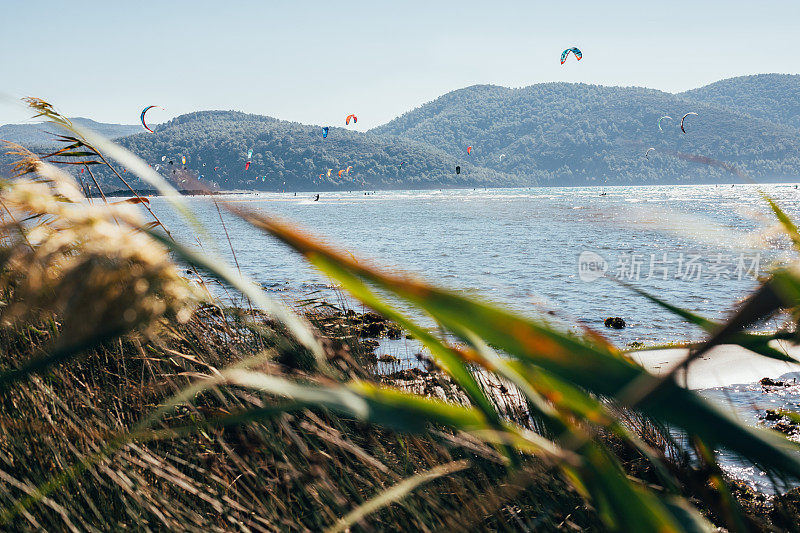 在爱琴海著名的Akyaka海岸放风筝。库存图片