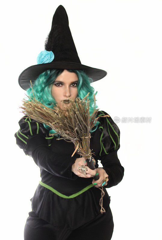 白底扫帚的绿发女巫