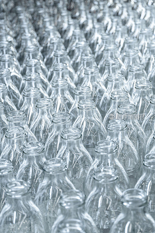 刚生产出来的玻璃瓶。玻璃瓶纹理。
