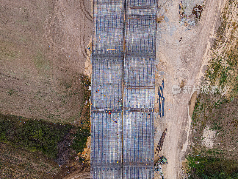 建设高速公路。道路施工现场鸟瞰图。