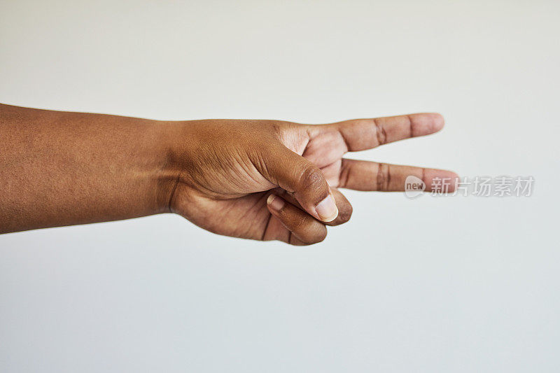 黑人妇女，手或和平标志在孤立的工作室背景凉爽，支持或有趣的手势在模拟墙壁空间。缩放，模型或人手指计数，数字v表情符号模拟背景