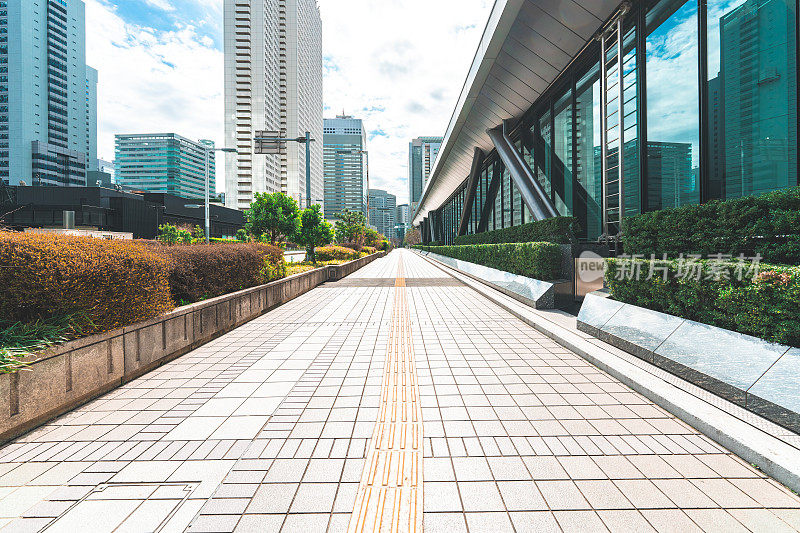 东京新宿办公公园的空人行道