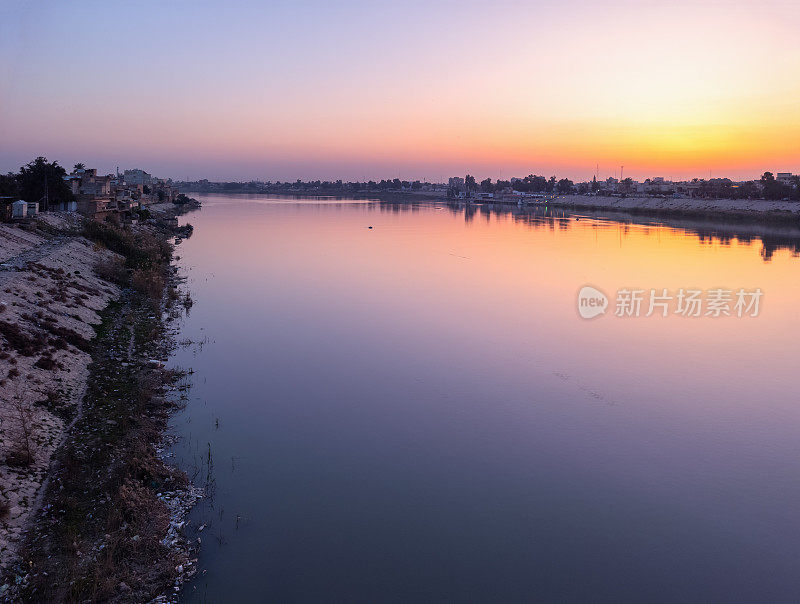 从Adhamiya市俯瞰伊拉克巴格达的底格里斯河