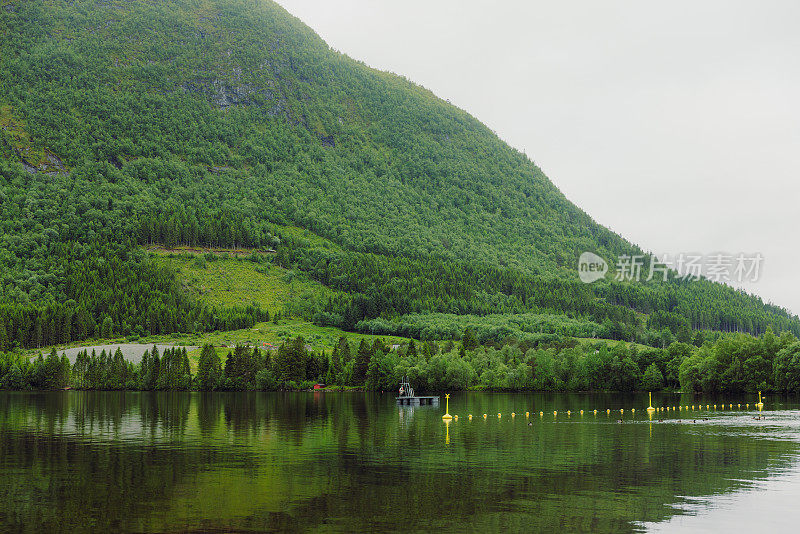 挪威湖边风景优美的夏日早晨