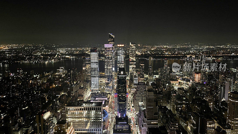 2023年7月从屋顶拍摄的纽约天际线的夜晚照片，这座城市从不沉睡，有着美妙的照明建筑