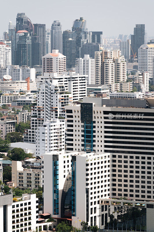 从空中俯瞰泰国曼谷市中心的未来主义摩天大楼