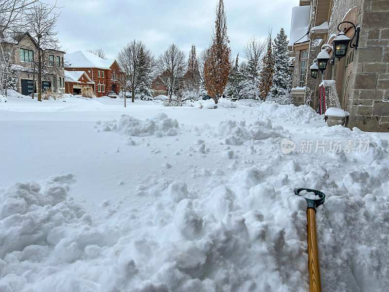 住宅小区的冬季视图和清除车道上的积雪，伍德布里奇，加拿大