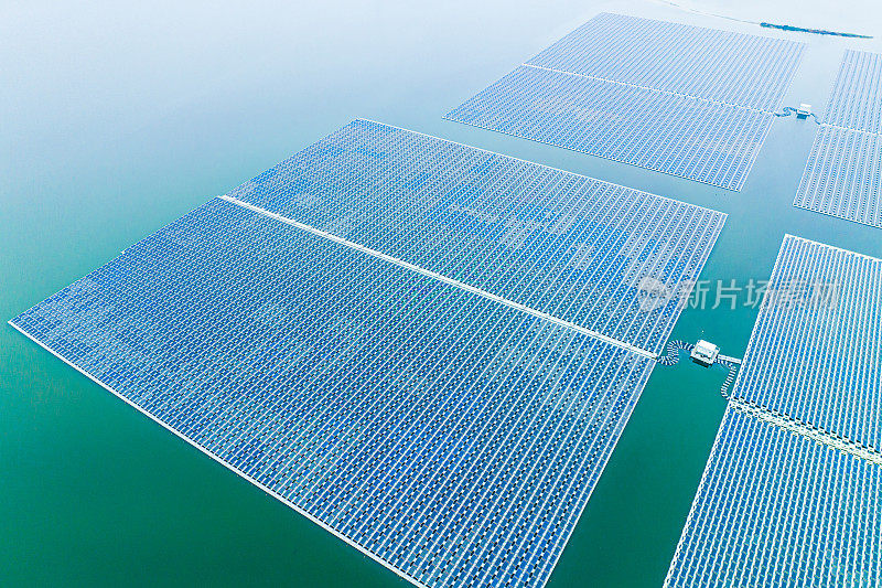 漂浮在湖面上的太阳能发电站