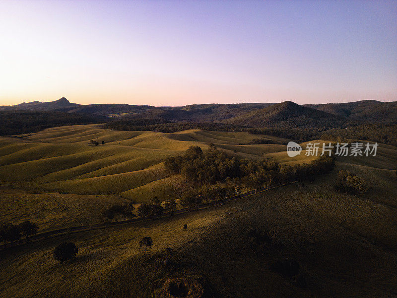 美丽的黄昏，在澳大利亚昆士兰州巴尼山附近连绵起伏的山丘上