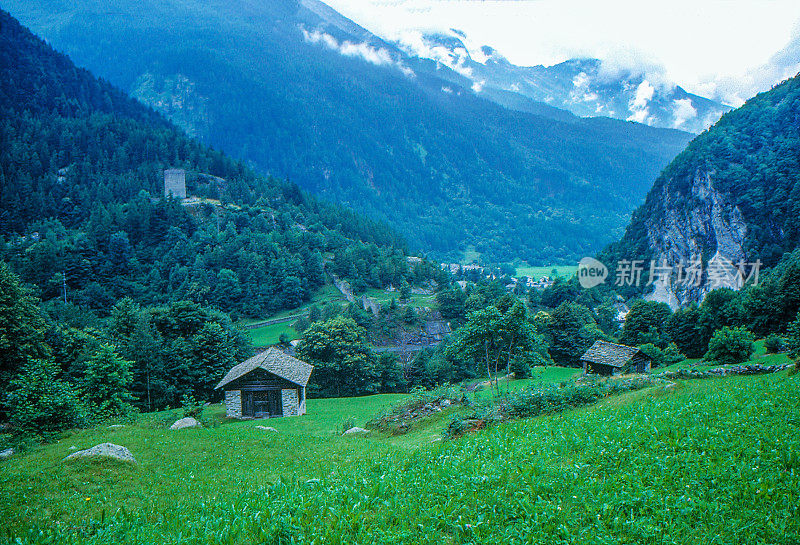 1989年扫描的旧正片，从斯坦帕到索里奥的山脉景观，布雷加利亚，瑞士