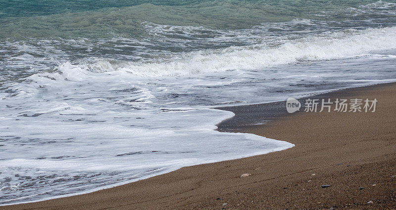 沙滩上柔和的海浪