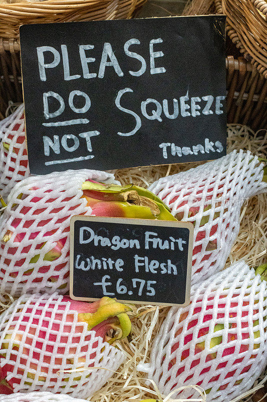 伦敦萨瑟克市博罗市场的“请勿挤压水果”标志
