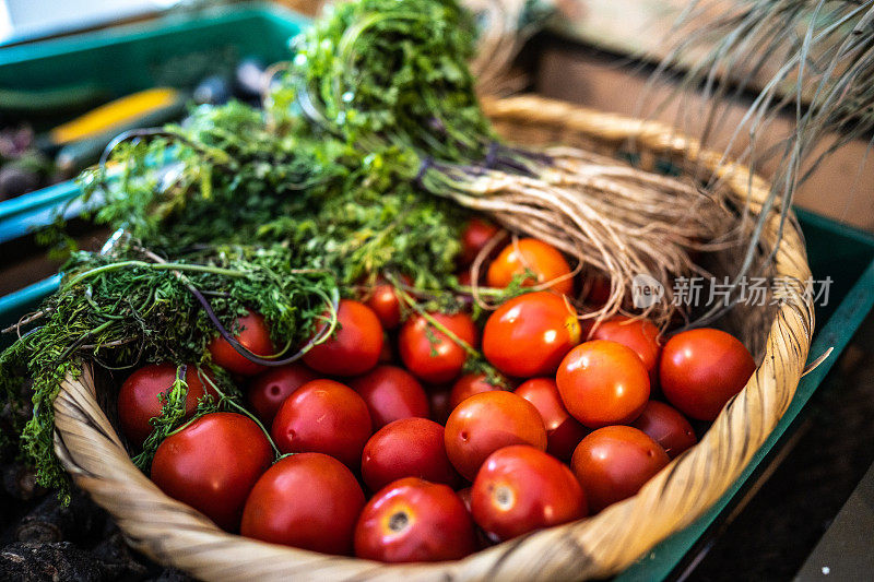 市场上盛着西红柿和香菜的碗的特写