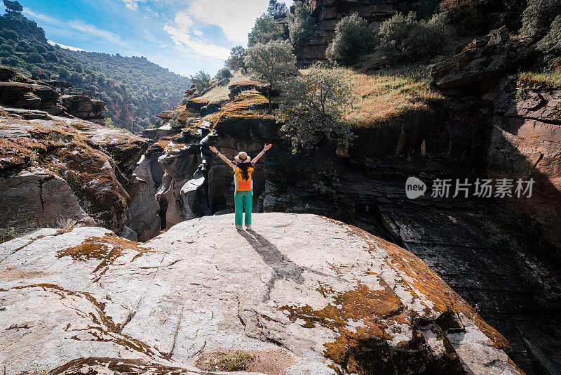 女旅行者女孩在乌萨克山谷的塔斯亚兰峡谷张开双臂